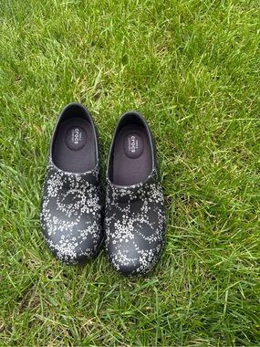 CROCS women 8 Black Slip-On Clogs with Speckle Pattern